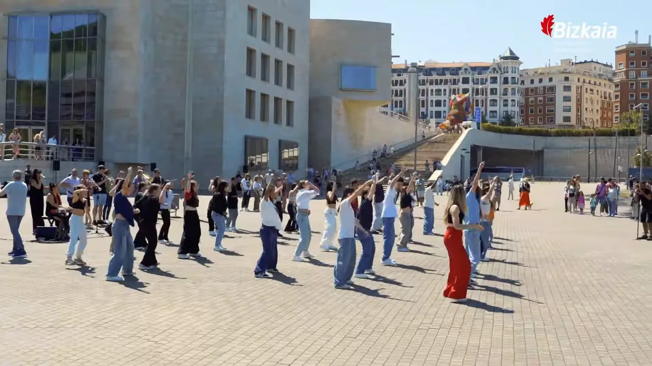 Grupo bailando la coreografía del flashmob Vigilantes de la jaia junto al Guggenheim Bilbao en julio de 2024