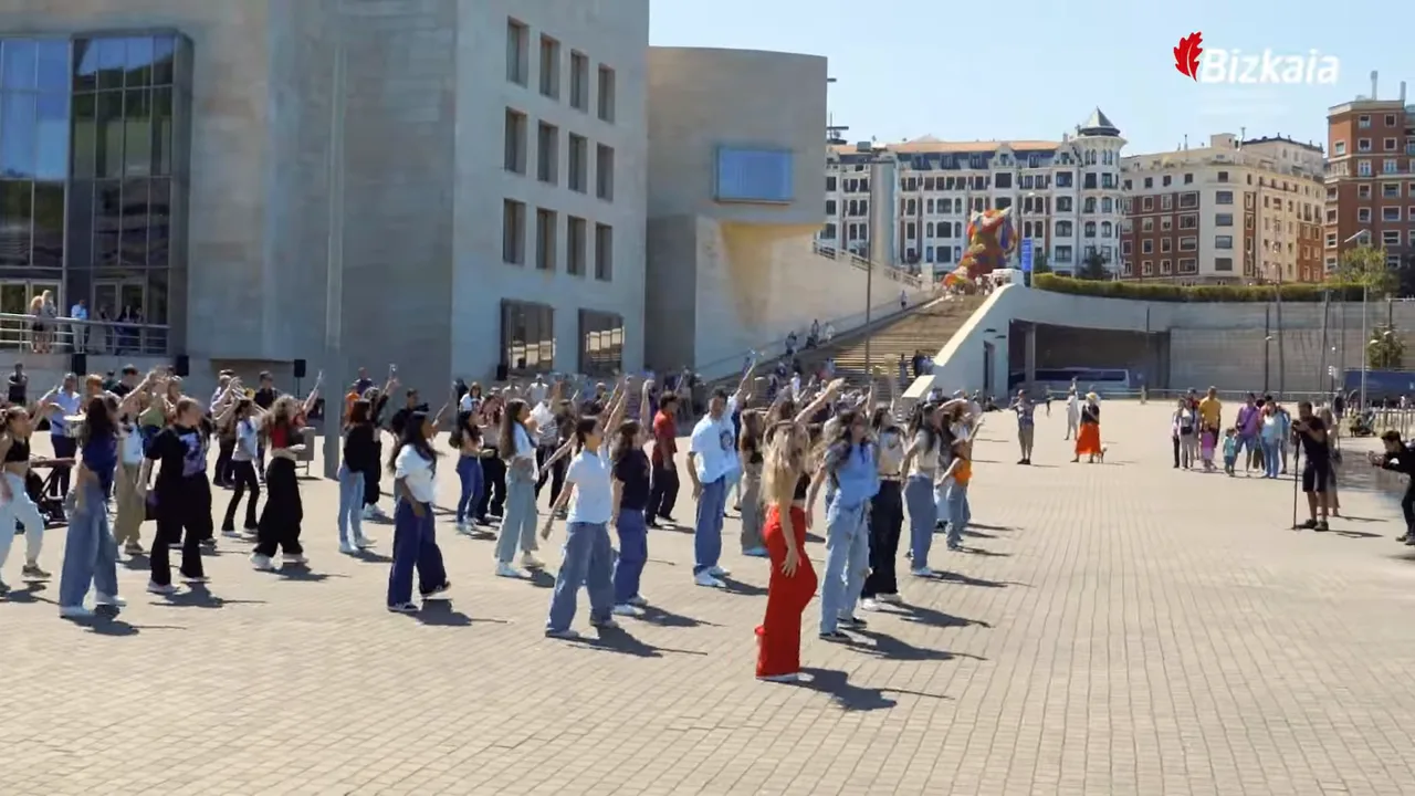 Flashmob de la campaña Vigilantes de la jaia en la explanada del Museo Guggenheim de Bilbao, con bailarines de DENA BILBAO