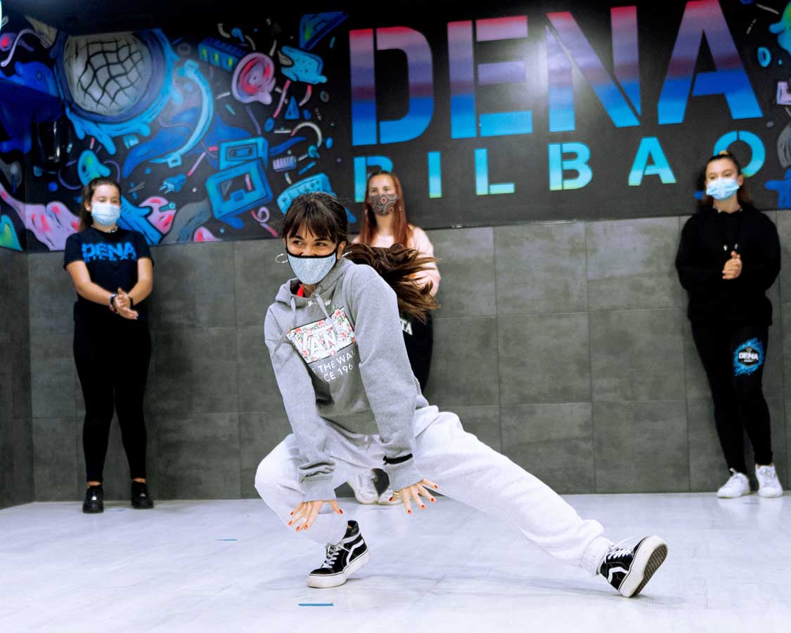 Alumno de Dena Bilbao realizando Baile Moderno.